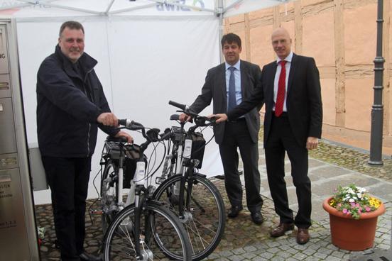 Benno Felsch, Uwe Müller und Steffen Scheller präsentieren die Fahrräder.