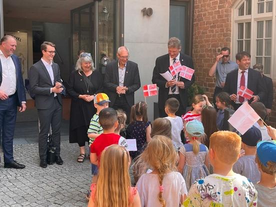 Stürmische Begrüßung mit dänischer Flagge: Kinder der Kita xx überreichen Ballerups Bürgermeister Jesper Würtzen ein kleines Begrüßungsgeschenk.