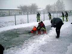 Rettung von Eingebrochenen mit Leitern und Sicherungsleine