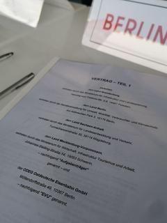 Die Vertragsunterlagen zur Unterzeichnung am Gleis 4