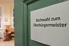 Die Tür zum Wahllokal schließt sich.