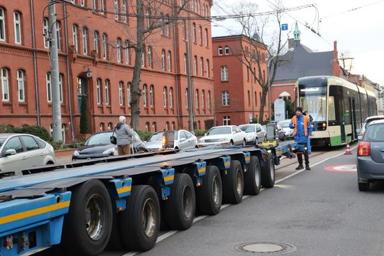 Die Skoda-Straßenbahn wurde mit einem Schwerlasttransporter in die Magdeburger Straße angeliefert.