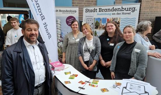 Werbung in eigener Sache: Oberbürgermeister Steffen Scheller am Stand der Stadtverwaltung Brandenburg an der Havel.