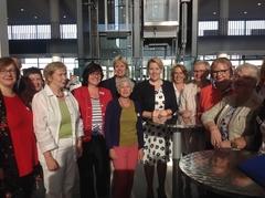 Bundesministerin Dr. Giffey (Mitte) mit den Sprecherinnen der Bundesarbeitsgemeinschaft für Frauen