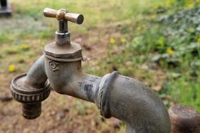 Vorerst bleiben zur Bewässerung genutzte Wasserhähne tagsüber zu. Bewässert werden darf ab dem 14. Juli 2026 nur zwischen 18:00 und 08:00 Uhr.