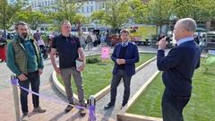 STG-Chef Thomas Krüger (rechts) begrüßt die Besucherinnen und Besucher des Gartenmarktes.