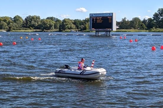 Junger Schlauchbootfahrer auf dem Beetzsee