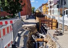 Die Baustelle in der Neuendorfer Straße, hier eine Aufnahme vom Ende Juli 2024, wird bald weniger platzraubend sein.