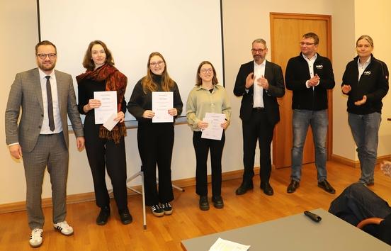 Nach der Präsentation gab es für jede Studentengruppe Urkunden und ein Dankeschön von den Sponsoren