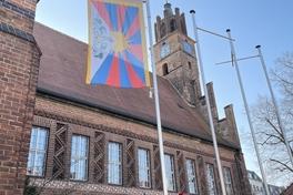 Fahne von Tibet weht heute vor dem Rathaus.