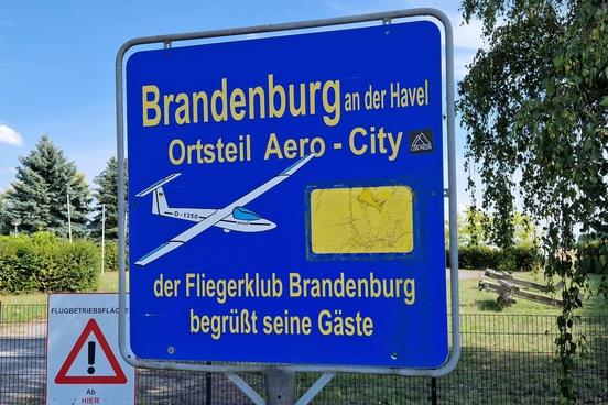 Der Fliegerklub Brandenburg heißt an der Mötzower Landstraße seine Gäste in "Aero-City" willkommen.