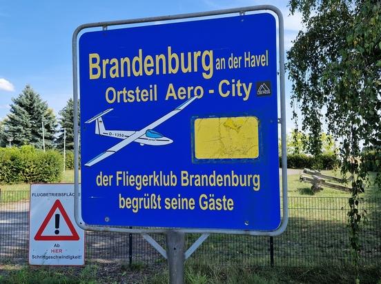 Der Fliegerklub Brandenburg heißt an der Mötzower Landstraße seine Gäste in "Aero-City" willkommen.