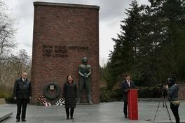 Auf dem Bild sind von links nach rechts: Innenminister Michael Stübgen, Gedenkstättenleiterin Dr. Silvia de Pasquale und Oberbürgermeister Steffen Scheller bei der Kranzniederlegung am Ehrenmal am Marienberg.