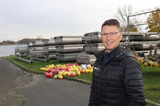 Regattastreckenleiter Uwe Philipp vor ausgeslippten Regattaanlagen