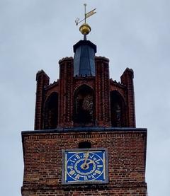 Die Uhr am Turm des Altstädtischen Rathauses.