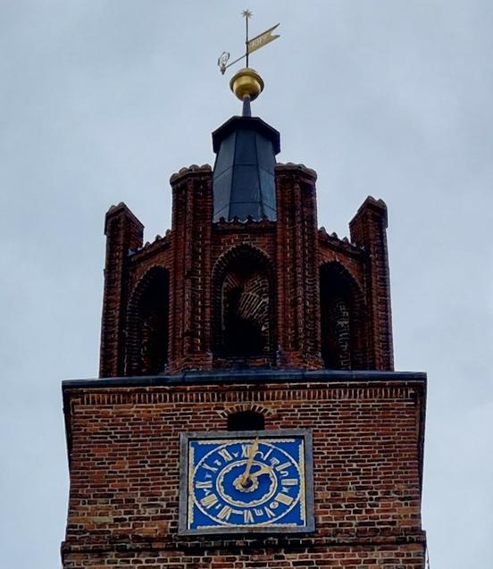 Die Uhr am Turm des Altstädtischen Rathauses.