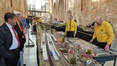 Henry Drescher, der Vorsitzende des Brandenburger Modellbahn-Freunde e.V., führte Oberbürgermeister Steffen Scheller durch die Ausstellung.