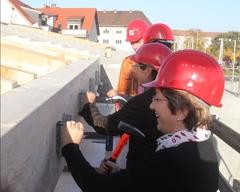 Oberbürermeisterin Dr. Dietlind Tiemann und die Vizepräsidentin des Landessportbundes, Steffi Lamers, schlagen Nägel in den Balken