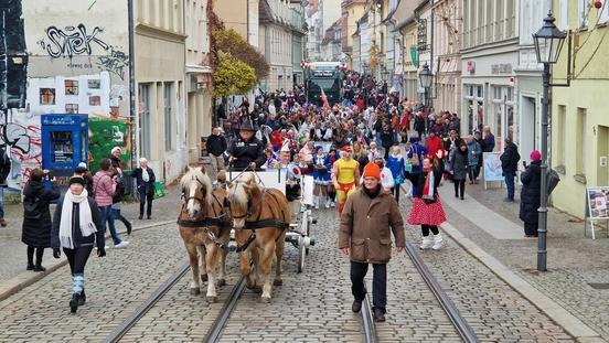 Blick von der Jahrtausendbrücke auf das närrische Treiben.