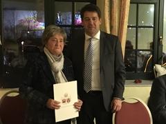 Förderzusage Bürgermeister Steffen Scheller übergibt Helga Blawid die Förderzusage für die Billard-EM 2019.