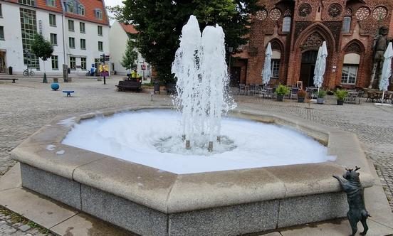 Schaumbad im Brunnen