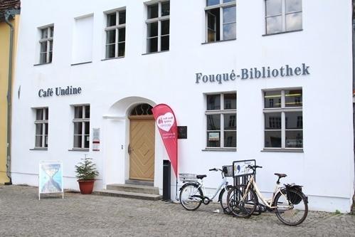 Fouqué-Bibliothek von außen