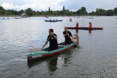 Betonkanus Betonkanus auf dem Wasser