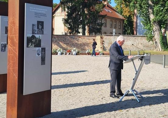 Ein Mann steht an einem Pult und hält eine Rede.