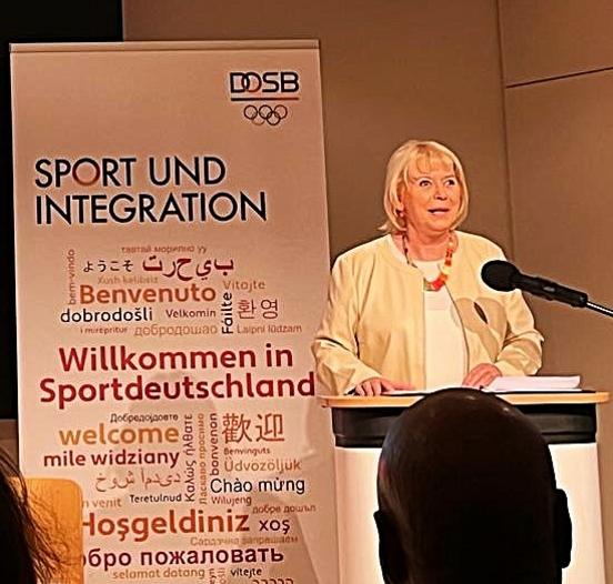 Landtagspräsidentin Prof. Dr. Ulrike Liedtke eröffnete die Ausstellung