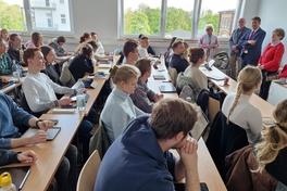 Besuch im Hörsaal der Zahnmedizin-Studierenden.