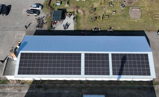 Das neue Dach der Brandenburger Tafel samt 34-kwp-Photovoltaikanlage.