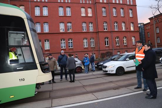 OB Scheller und VBBr-Chef Vogler beobachten das Einrollen auf die Gleise