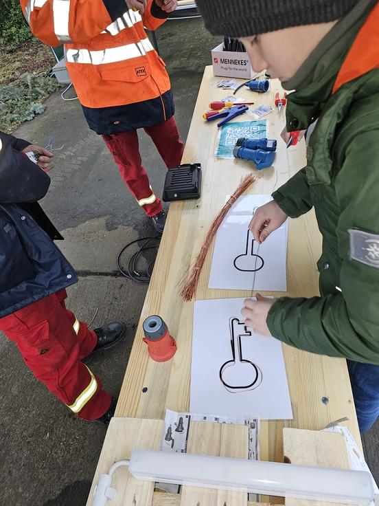 Im Rahmen einer Mitmachaktion erstellen Gäste Schlüssel im Brandenburger Elektrostahlwerk