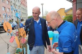 Lebenshilfe-Werkstattleiter Ronald Weßlin zeigte Oberbürgermeister Daniel Keip den Wünschebaum bereits beim Straßenfest.