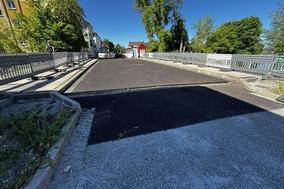 Die frisch abgedichtete und asphaltierte Wredowbrücke steht kurz vor der Freigabe.