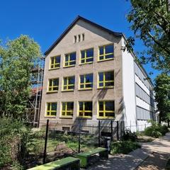Der seitliche Blick auf das Bertolt-Brecht-Gymnasium zeigt das bereits auf der Nordseite gestellte Gerüst.