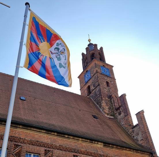 Am am Brandenburger Rathaus weht am 10. März wieder die Tibet-Flagge.