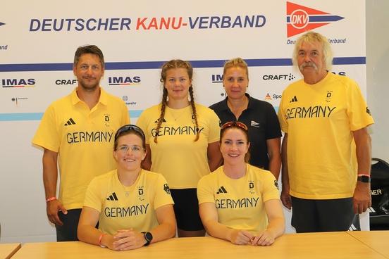 Teamfoto des Parakanu-Teams mit DKV-Präsidentin Dajana Pefestorff