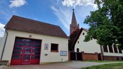 Blick zur Freiwilligen Feuerwehr Wust samt Kirchturm.