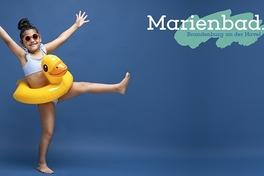 feierndes Kind mit Schwimmreifen