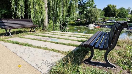 Einst standen die beiden Bänke einsam auf dem Rathaushof und werden nun am Packhof sicherlich ein beliebter Treffpunkt und Pausen-Platz.