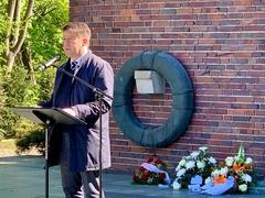 Oberbürgermeister Steffen Scheller vor dem Mahnmal am Marienberg.