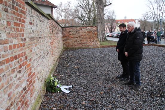 Steffen Scheller legte mit Stadtverordnetenvorsteher Walter Paaschen einen Kranz hin