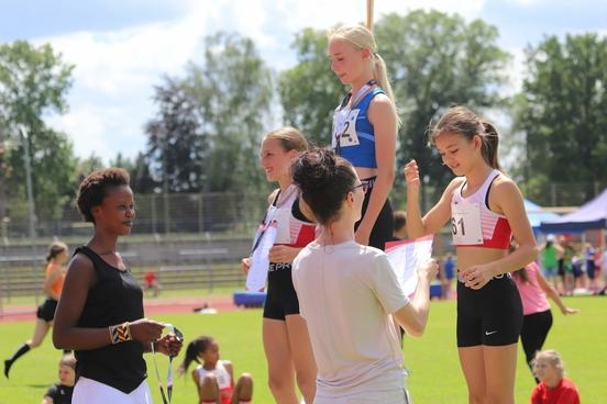 Die Sportbeigeordnete Alexandra Adel überreichte Medaillen an erfolgreiche Leichtathleten