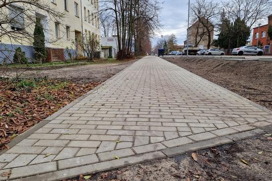 Blick auf den neuen Gehweg an der Potsdamer Landstraße.