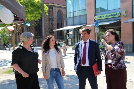 Der Oberbürgermeister ist auf dem Neustädtischen Markt an den Aktionsständen und spricht mit den Pflegedienstleistern