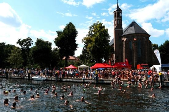 Start und Ziel des Brückenschwimmens am Samstag ist das Salzhofufer auf Höhe der St. Johanniskirche