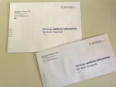 Briefumschläge mit der Aufschrift "Zensus" und "Wichtige amtliche Informationen für ihren Haushalt"