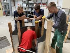 Schalung Mensa Studenten fertigen die Schalung für ihr Beton-Boot.