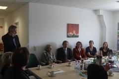 OLG-Präsident Wolf Kahl (stehend) informiert über die Sozialen Dienste der Justiz.